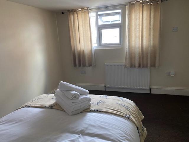 Berks Luxury Serviced Apartments,5 Bedrooms, 5 Double Beds, 2 Bathrooms, Free Super Fast Wifi & Parking Earley Exterior foto